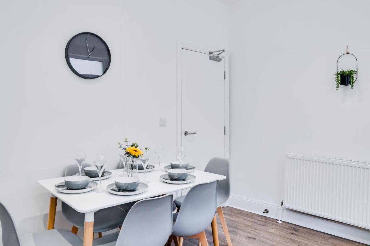 Spacious 4 Bedroom House Near Leeds Cc Beeston Hill 외부 사진
